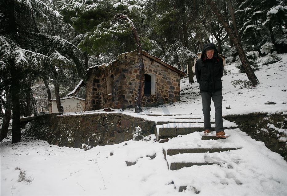 İzmir'in yüksek kesimlerinde kar yağışı etkili oldu