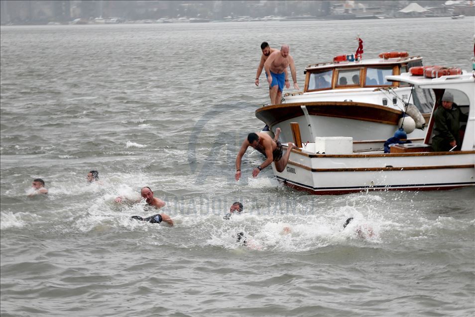 Istanbul’s Greek community takes deep dive for cross