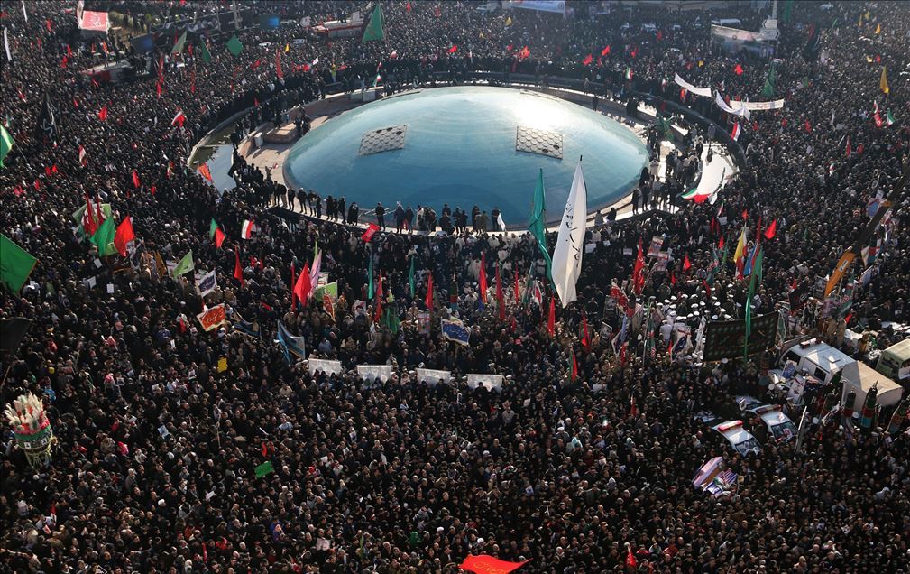 Mijëra iranianë morën pjesë në ceremoninë mortore të Soleimanit