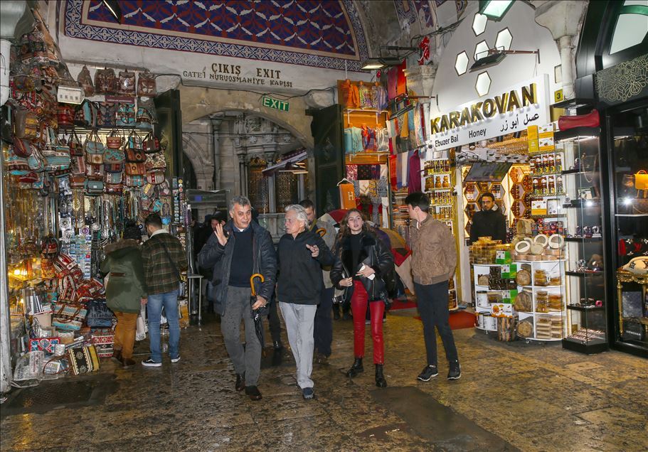 Michael Douglas visite le Grand bazar d’Istanbul