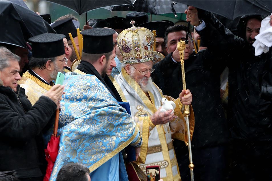 Istanbul’s Greek community takes deep dive for cross