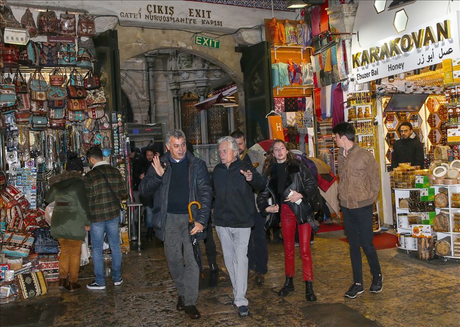 Michael Douglas visite le Grand bazar d’Istanbul