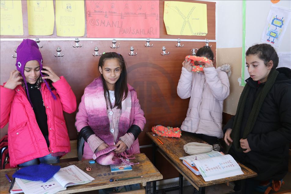 "Ufacık eller" Diyarbakırlı öğrencilerin ördükleri atkı ve berelerle üşümeyecek