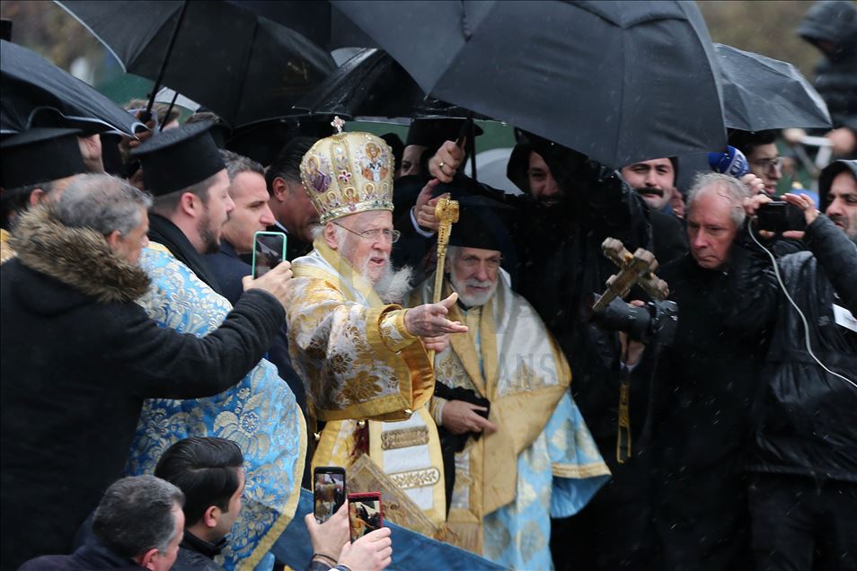 Istanbul’s Greek community takes deep dive for cross