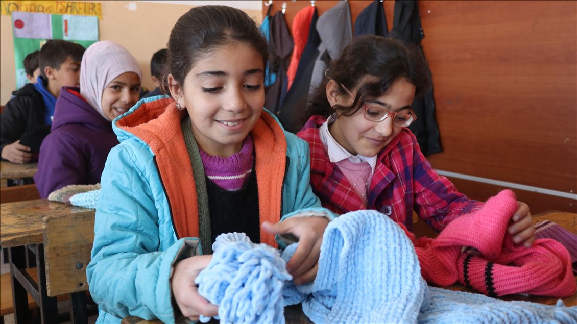 "Ufacık eller" Diyarbakırlı öğrencilerin ördükleri atkı ve berelerle üşümeyecek