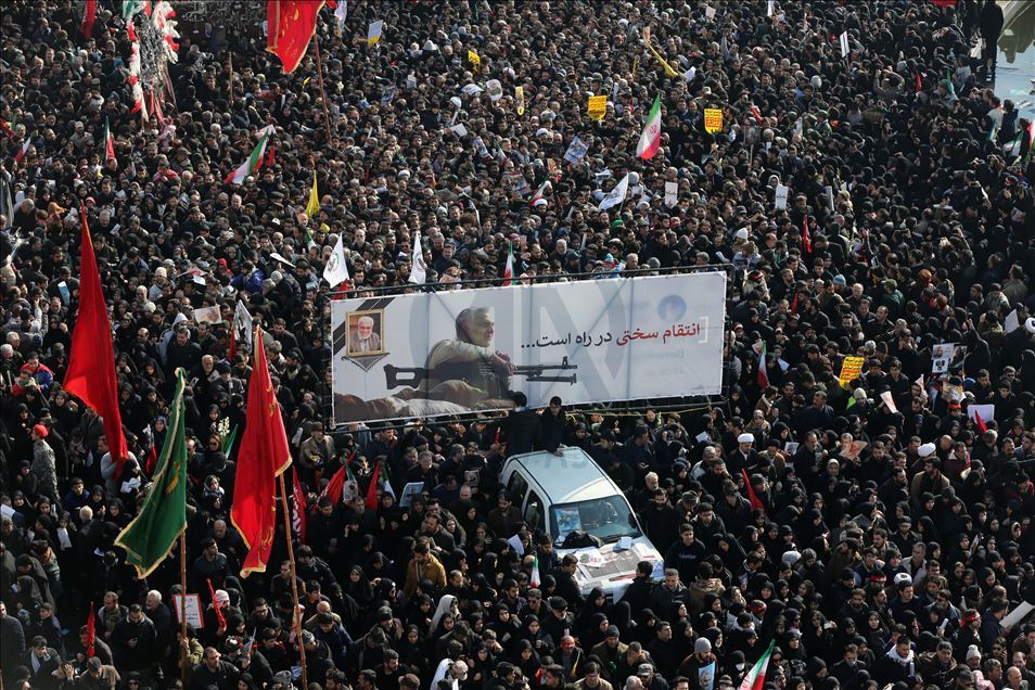 Mijëra iranianë morën pjesë në ceremoninë mortore të Soleimanit