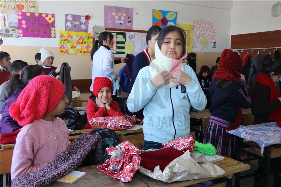 "Ufacık eller" Diyarbakırlı öğrencilerin ördükleri atkı ve berelerle üşümeyecek