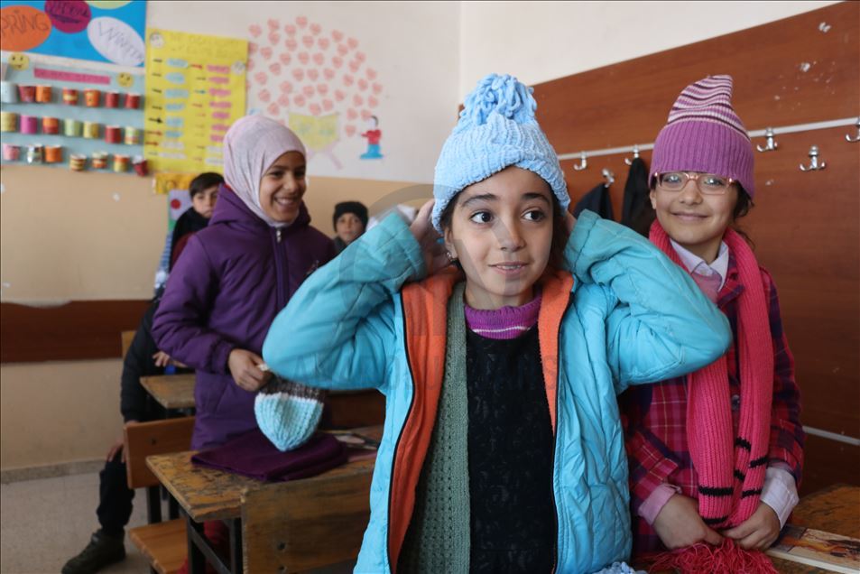 "Ufacık eller" Diyarbakırlı öğrencilerin ördükleri atkı ve berelerle üşümeyecek
