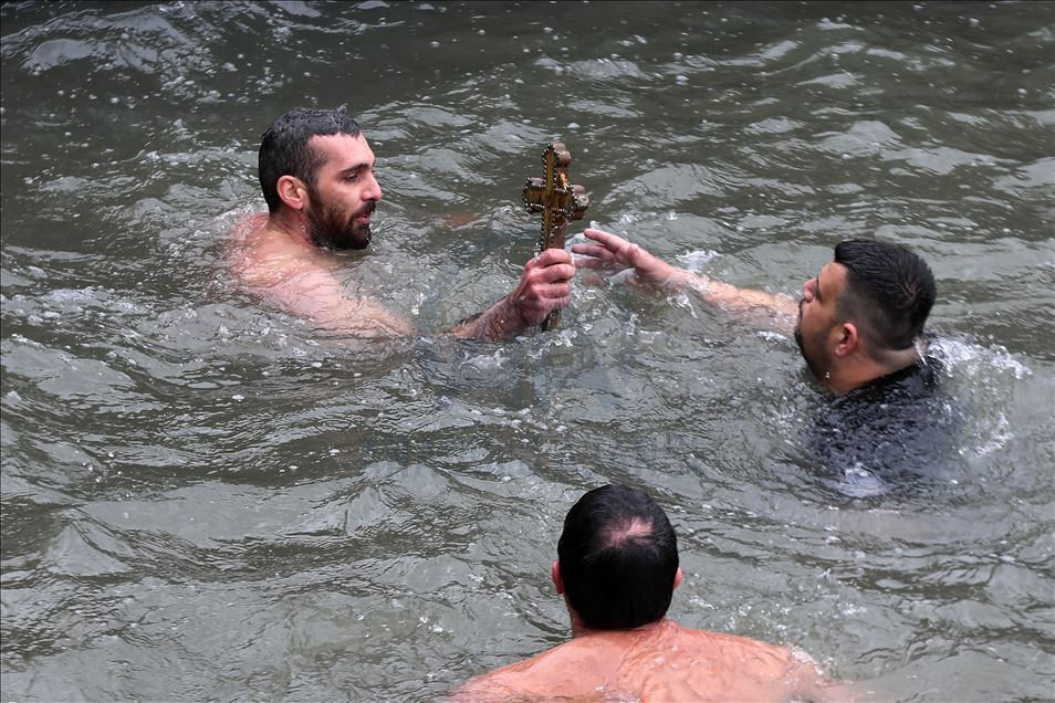 Istanbul’s Greek community takes deep dive for cross