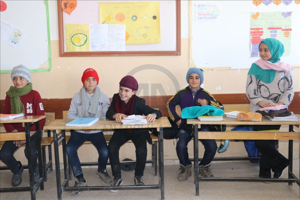 "Ufacık eller" Diyarbakırlı öğrencilerin ördükleri atkı ve berelerle üşümeyecek