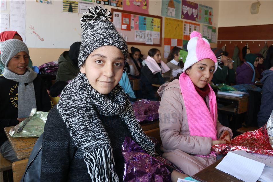 "Ufacık eller" Diyarbakırlı öğrencilerin ördükleri atkı ve berelerle üşümeyecek