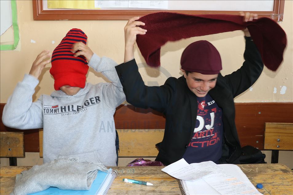 "Ufacık eller" Diyarbakırlı öğrencilerin ördükleri atkı ve berelerle üşümeyecek