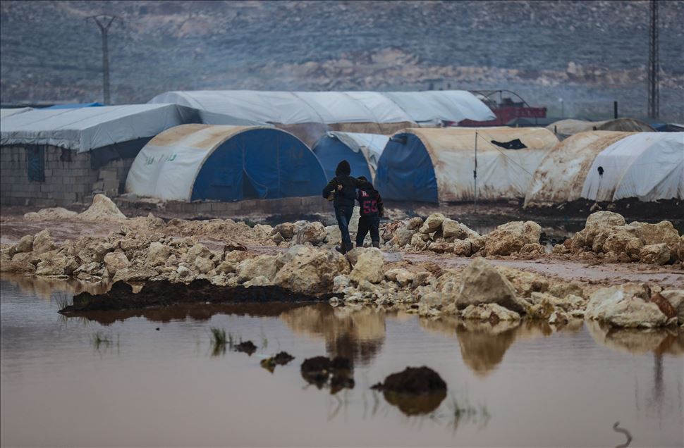 İdlibli sivillerin soğuk ve çamurla mücadelesi 