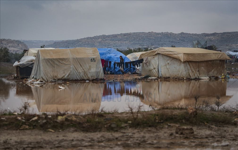 İdlibli sivillerin soğuk ve çamurla mücadelesi 