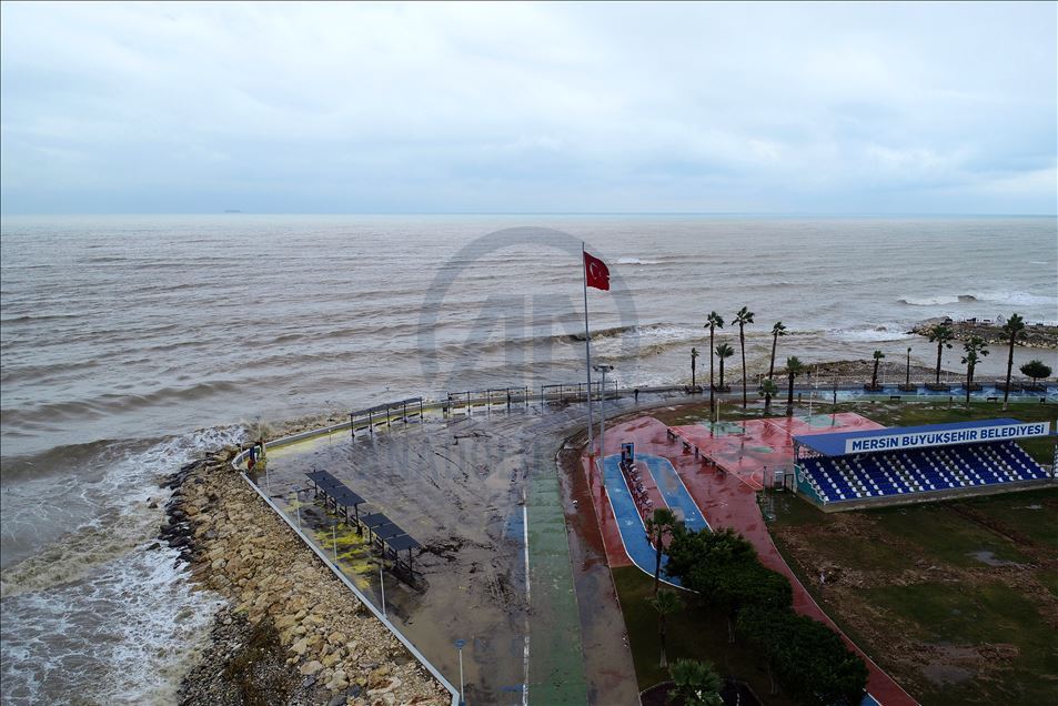 Mersin'deki sağanak ve fırtına etkisini sürdürüyor
