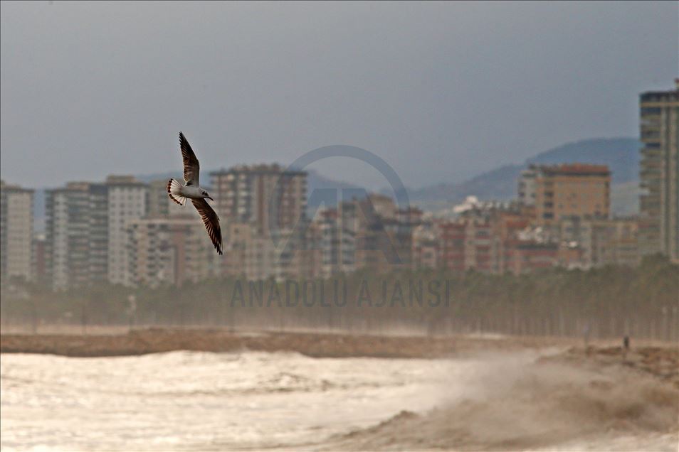 Mersin'deki sağanak ve fırtına etkisini sürdürüyor