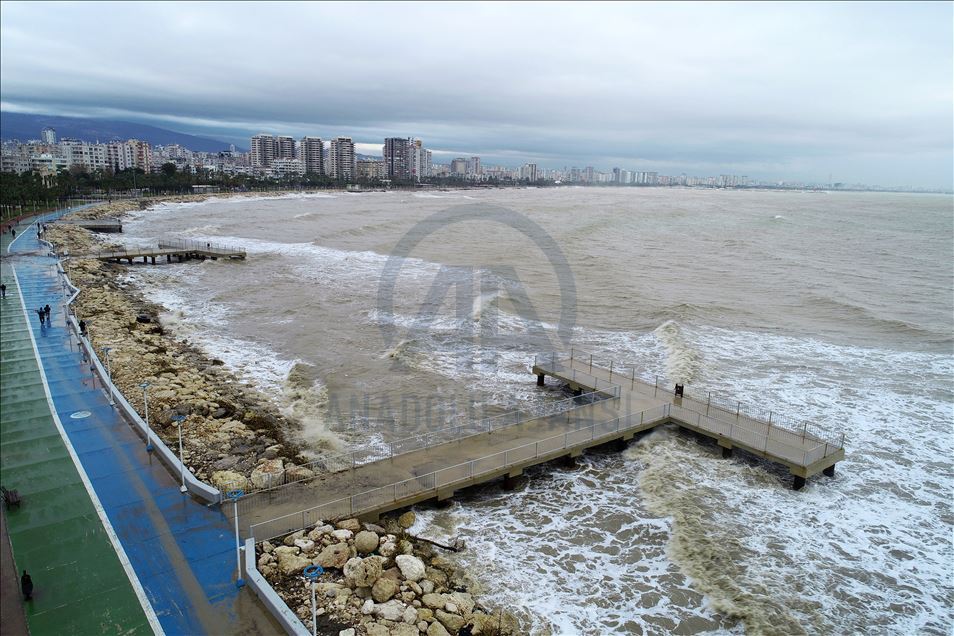 Mersin'deki sağanak ve fırtına etkisini sürdürüyor