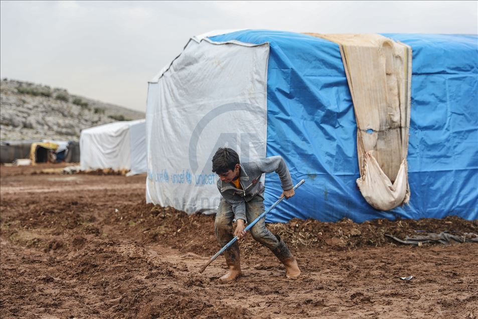 Displaced Syrian civilians struggle to live in Idlib