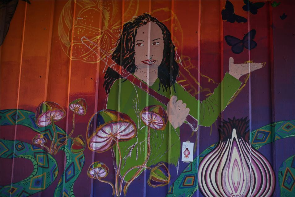 Kadınlar kolektifi tarafından Bogota'da güvenli olmayan köprü altlarında oluşturulan grafiti alanları