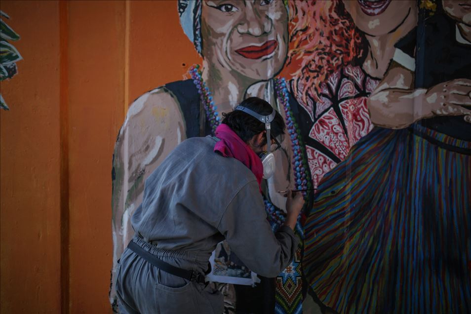 Kadınlar kolektifi tarafından Bogota'da güvenli olmayan köprü altlarında oluşturulan grafiti alanları