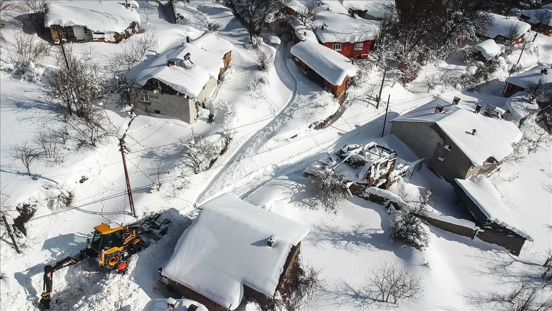 Domaniç Dağı eteklerinde kalınlığı 3 metreye ulaşan kar yaşamı olumsuz etkiliyor
