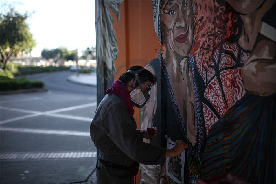 Kadınlar kolektifi tarafından Bogota'da güvenli olmayan köprü altlarında oluşturulan grafiti alanları