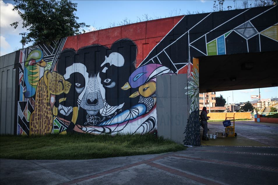 Kadınlar kolektifi tarafından Bogota'da güvenli olmayan köprü altlarında oluşturulan grafiti alanları