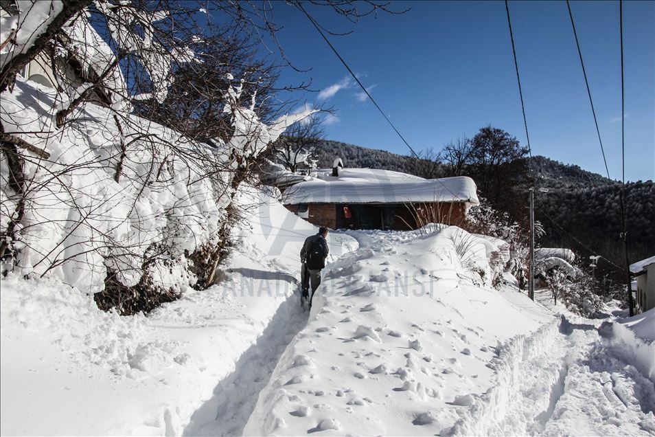 Domaniç Dağı eteklerinde kalınlığı 3 metreye ulaşan kar yaşamı olumsuz etkiliyor