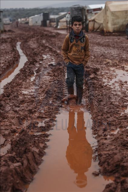 Displaced Syrian civilians struggle to live in Idlib