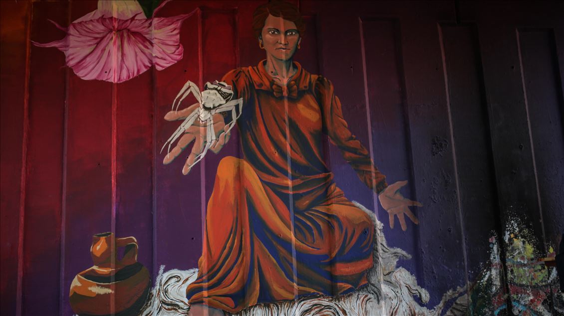 Kadınlar kolektifi tarafından Bogota'da güvenli olmayan köprü altlarında oluşturulan grafiti alanları