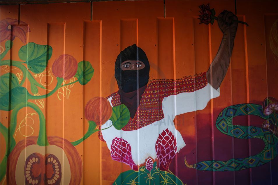 Kadınlar kolektifi tarafından Bogota'da güvenli olmayan köprü altlarında oluşturulan grafiti alanları