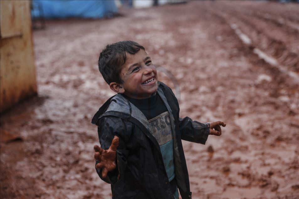 Displaced Syrian civilians struggle to live in Idlib