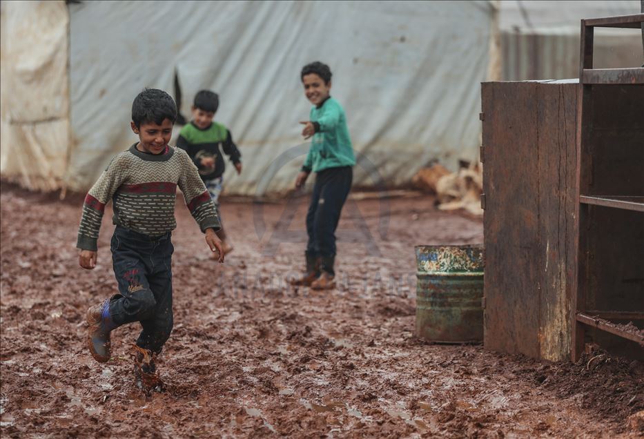 Displaced Syrian civilians struggle to live in Idlib