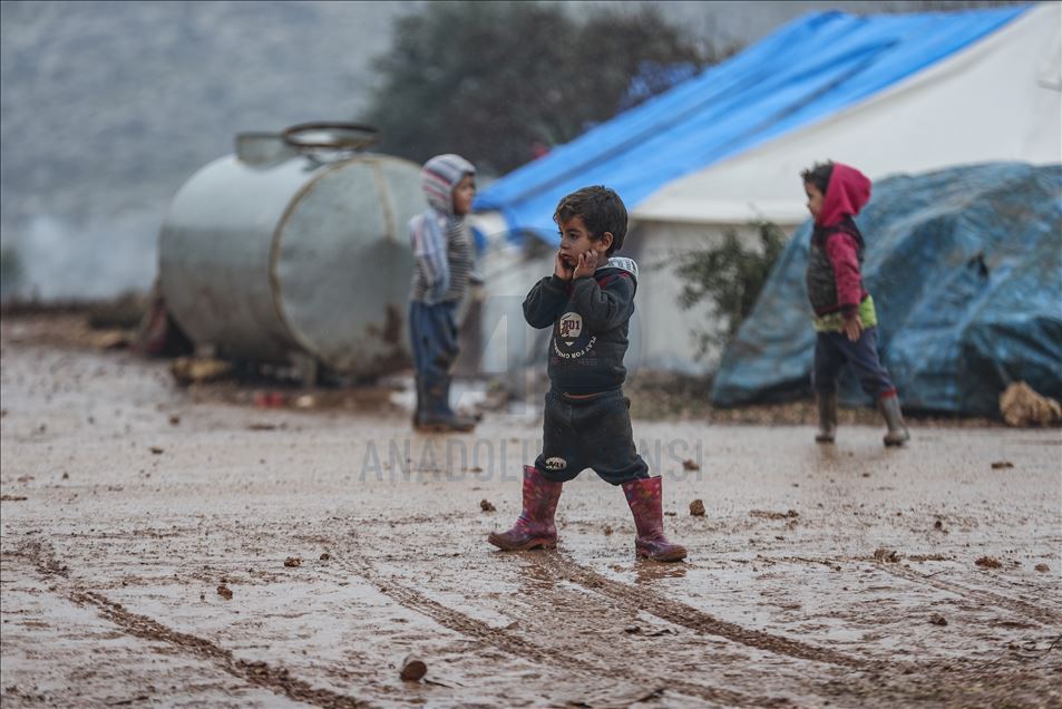 Displaced Syrian civilians struggle to live in Idlib