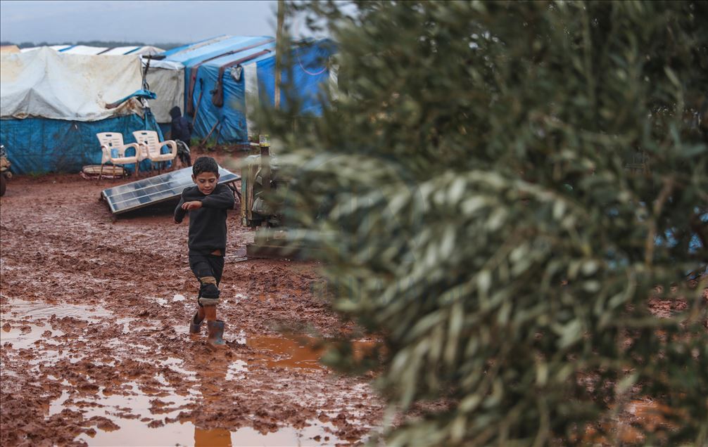 Displaced Syrian civilians struggle to live in Idlib