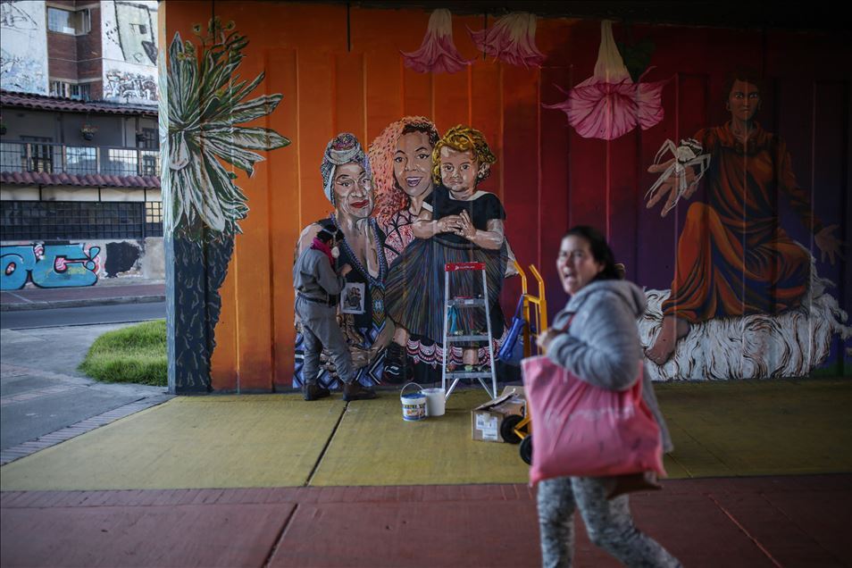 Kadınlar kolektifi tarafından Bogota'da güvenli olmayan köprü altlarında oluşturulan grafiti alanları