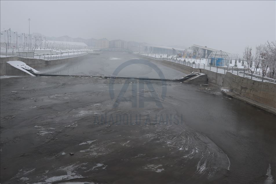 Ağrı'da dereler buzla kaplandı