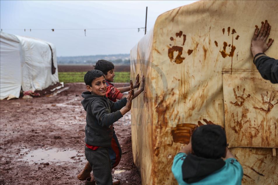Displaced Syrian civilians struggle to live in Idlib