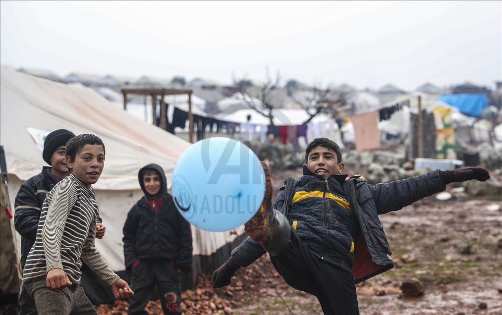 Displaced Syrian civilians struggle to live in Idlib