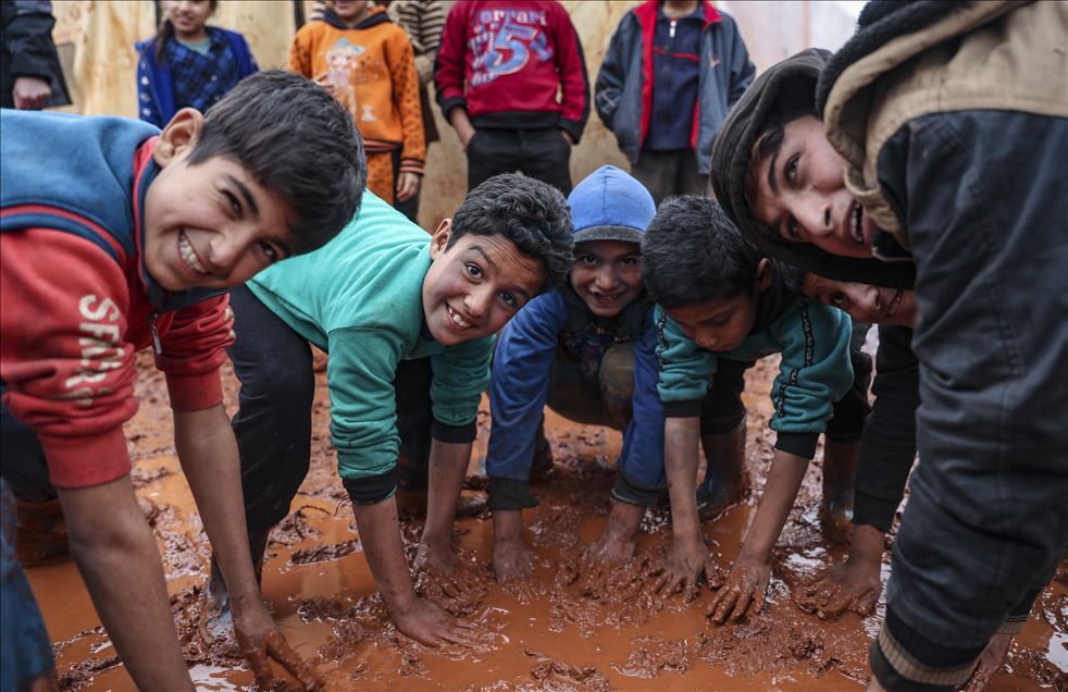 Displaced Syrian civilians struggle to live in Idlib
