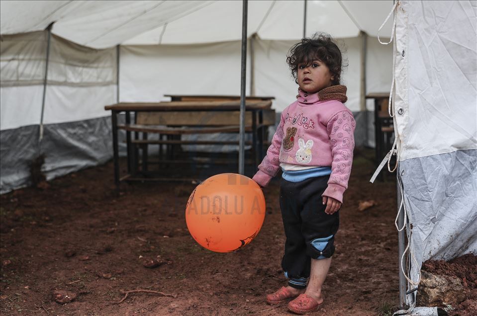 Displaced Syrian civilians struggle to live in Idlib