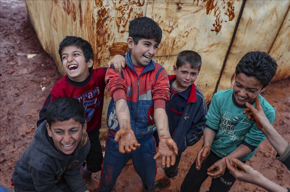 Displaced Syrian civilians struggle to live in Idlib