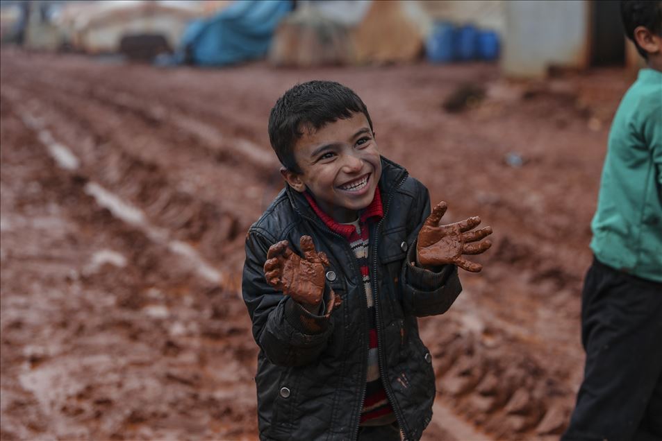 Displaced Syrian civilians struggle to live in Idlib