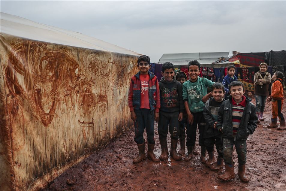 Displaced Syrian civilians struggle to live in Idlib