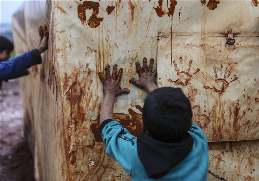 Displaced Syrian civilians struggle to live in Idlib
