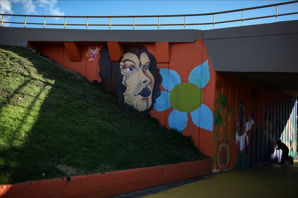 Kadınlar kolektifi tarafından Bogota'da güvenli olmayan köprü altlarında oluşturulan grafiti alanları