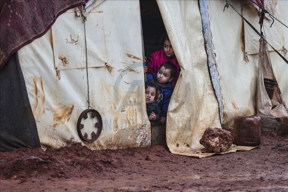 Displaced Syrian civilians struggle to live in Idlib
