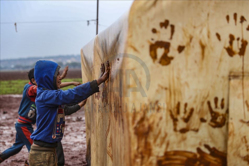 Displaced Syrian civilians struggle to live in Idlib