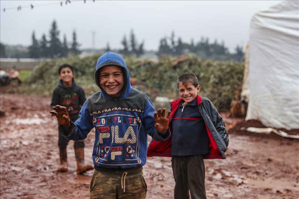 Displaced Syrian civilians struggle to live in Idlib