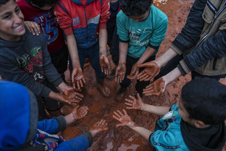 Displaced Syrian civilians struggle to live in Idlib